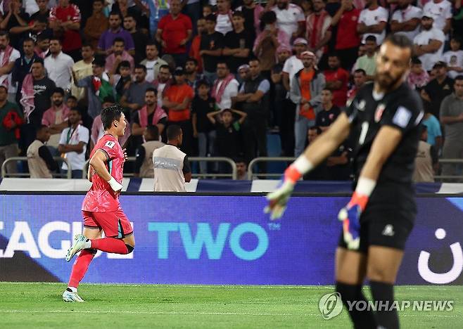 10일(현지시간) 요르단 암만국제경기장에서 열린 2026 피파 북중미월드컵 아시아 3차 예선 3차전 한국과 요르단의 경기. 오현규가 자신의 데뷔골이자 팀의 두번째 골을 성공시킨 뒤 교민들을 향해 달려가고 있다. 오현규 뒤로 요르단 관중이 낙담하고 있다.연합뉴스