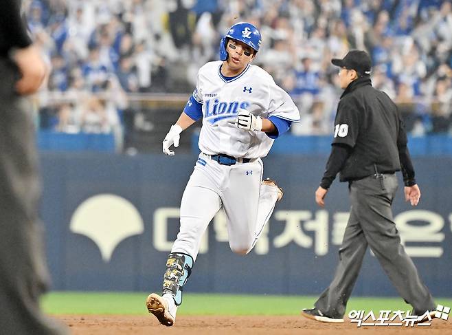 15일 오후 대구삼성라이온즈파크에서 열린 '2024 신한 SOL Bank KBO 포스트시즌' LG 트윈스와 삼성 라이온즈의 플레이오프 2차전 경기, 2회말 2사 삼성 김영웅이 솔로 홈런을 날린 후 그라운드를 돌고 있다. 대구, 김한준 기자