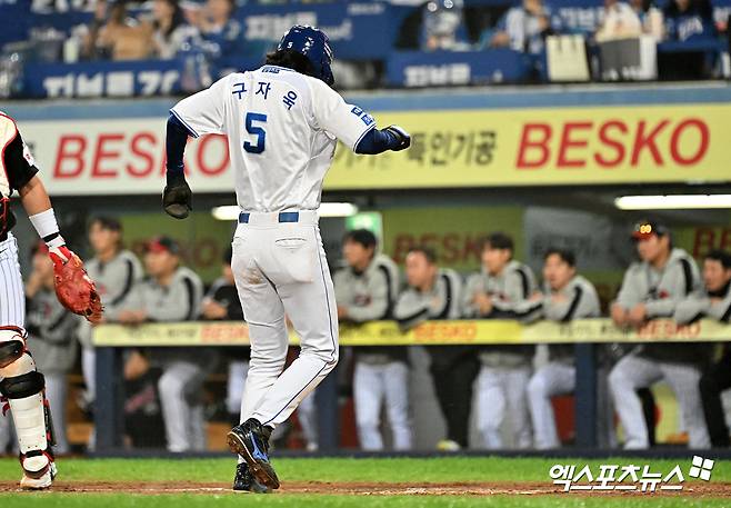 삼성 외야수 구자욱은 15일 대구 삼성라이온즈파크에서 열린 '2024 신한 SOL Bank KBO 포스트시즌' LG와 플레이오프(5전 3승제) 2차전에서 3번타자 좌익수로 선발 출전했다. 1회말 도루 과정에서 왼쪽 무릎을 다쳐 병원으로 이동. 검진을 실시할 계획이다. 대구, 김한준 기자