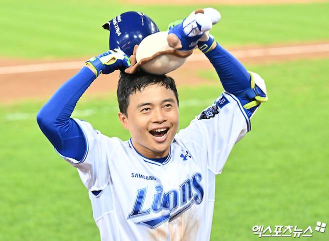 15일 오후 대구삼성라이온즈파크에서 열린 '2024 신한 SOL Bank KBO 포스트시즌' LG 트윈스와 삼성 라이온즈의 플레이오프 2차전 경기, 5회말 2사 1루 삼성 김헌곤이 투런 홈런을 날린 후 기뻐하고 있다. 대구, 김한준 기자