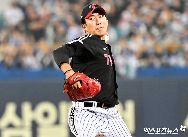 LG 투수 손주영은 15일 대구 삼성라이온즈파크에서 열린 '2024 신한 SOL Bank KBO 포스트시즌' 삼성과 플레이오프(5전 3승제) 2차전에서 선발 등판했다. 이날 4⅓이닝 4실점(3자책점)을 기록하며 고개 숙였다. 대구, 김한준 기자