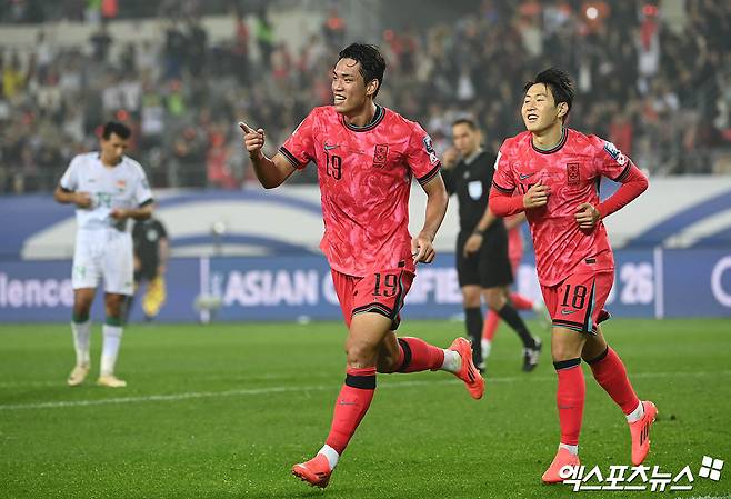 홍명보 감독이 이끄는 축구대표팀은 15일 오후 8시 용인미르스타디움에서 이라크와 2026 국제축구연맹(FIFA) 북중미(캐나다·미국·멕시코 공동개최) 월드컵 아시아 3차예선 B조 4차전 홈 경기를 치러 전반전을 1-0으로 마쳤다. 전반 41분터진 오세훈의 선제골로 기분 좋게 후반전을 맞이하게 됐다. 용인 미르스타디움, 박지영 기자