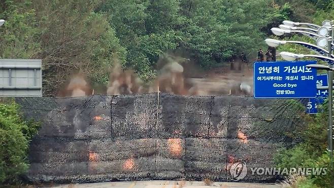 북한, 경의선 남북 연결도로 일부 폭파 (서울=연합뉴스) 북한이 15일 경의선·동해선 남북 연결도로 일부 구간을 폭파했다고 합동참모본부가 밝혔다.
    합참은 이날 국방부 출입기자단에 보낸 문자메시지를 통해 "북한군은 오늘 정오께 경의선 및 동해선 일대에서 (남북) 연결도로 차단 목적으로 추정되는 폭파 행위를 자행했으며, 현재는 중장비를 투입해 추가 작업을 진행 중"이라고 밝혔다.
    사진은 우리 군 CCTV에 잡힌 경의선 도로 폭파 장면. 2024.10.15 [합참 제공 영상 캡처. 재판매 및 DB 금지] kane@yna.co.kr