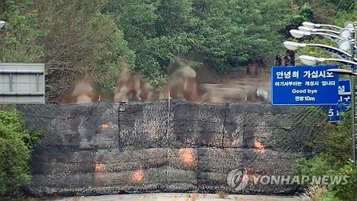 북한, 경의선 남북 연결도로 일부 폭파 (서울=연합뉴스) 북한이 15일 경의선·동해선 남북 연결도로 일부 구간을 폭파했다고 합동참모본부가 밝혔다.
    합참은 이날 국방부 출입기자단에 보낸 문자메시지를 통해 "북한군은 오늘 정오께 경의선 및 동해선 일대에서 (남북) 연결도로 차단 목적으로 추정되는 폭파 행위를 자행했으며, 현재는 중장비를 투입해 추가 작업을 진행 중"이라고 밝혔다.
    사진은 우리 군 CCTV에 잡힌 경의선 도로 폭파 장면. 2024.10.15 [합참 제공 영상 캡처. 재판매 및 DB 금지]