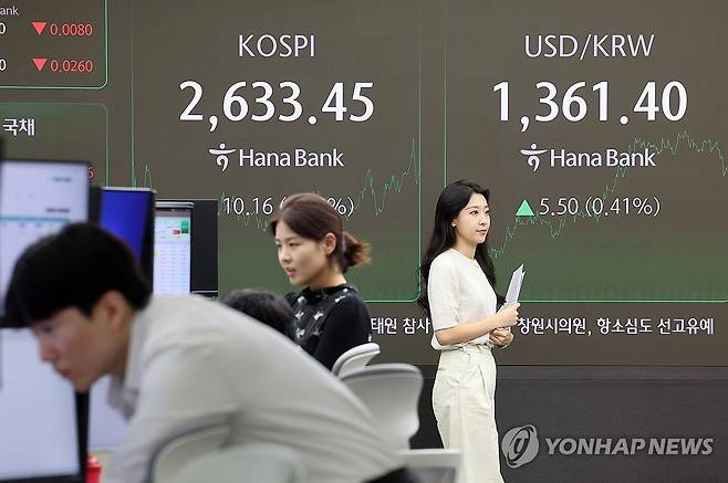 코스피, 0.4% 올라 2,630대 마감 (서울=연합뉴스) 박동주 기자 = 코스피가 0.4% 가까이 올라 2,630대를 회복한 15일 오후 서울 중구 하나은행 본점 딜링룸에서 직원이 업무를 보고 있다. 
     이날 코스피는 전장보다 10.16포인트(0.39%) 오른 2,633.45에 거래를 마쳤다. 2024.10.15 pdj6635@yna.co.kr