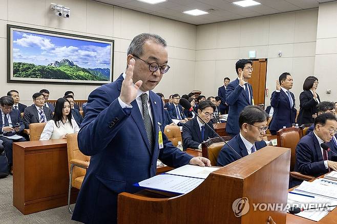 선서하는 정인섭 사장 (서울=연합뉴스) 정인섭 한화오션 거제사업장 사장이 15일 오후 서울 여의도 국회에서 열린 환경노동위원회의 경제사회노동위원회, 중앙노동위원회, 최저임금위원회 등에 대한 국정감사에서 선서하고 있다. 2024.10.15 [국회사진기자단] photo@yna.co.kr