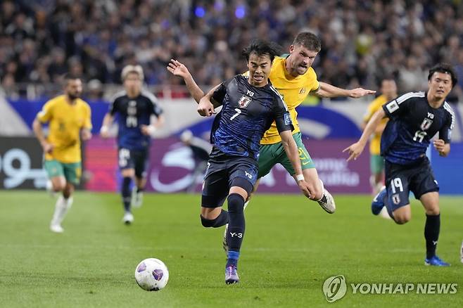 경합하는 일본과 호주 축구대표팀 선수들 [AP=연합뉴스]