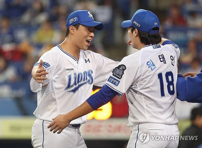 김윤수, 원태인과 포옹 (대구=연합뉴스) 윤관식 기자 = 15일 오후 대구 삼성라이온즈파크에서 열린 2024 프로야구 신한 SOL뱅크 KBO 포스트시즌 플레이오프 2차전 LG 트윈스와 삼성 라이온즈의 경기. 7회초 삼성 투수 김윤수가 만루 위기를 넘긴 후 선발투수 원태인과 포옹하고 있다. 2024.10.15 psik@yna.co.kr