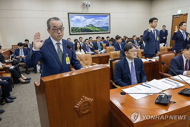 선서하는 정인섭 사장 (서울=연합뉴스) 정인섭 한화오션 거제사업장 사장이 15일 오후 서울 여의도 국회에서 열린 환경노동위원회의 경제사회노동위원회, 중앙노동위원회, 최저임금위원회 등에 대한 국정감사에서 선서하고 있다. 2024.10.15 [국회사진기자단] photo@yna.co.kr