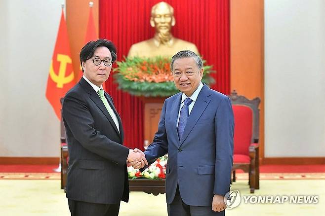 장호진 외교안보특보, 베트남 당서기장 겸 국가주석 예방 (서울=연합뉴스) 홍해인 기자 = 윤석열 대통령 특사 자격으로 베트남을 방문한 장호진 대통령 외교안보특보가 15일(현지시간) 또 럼 베트남 당서기장 겸 국가주석을 만나 악수하고 있다. 2024.10.15 [대통령실 제공. 재판매 및 DB 금지] hihong@yna.co.kr