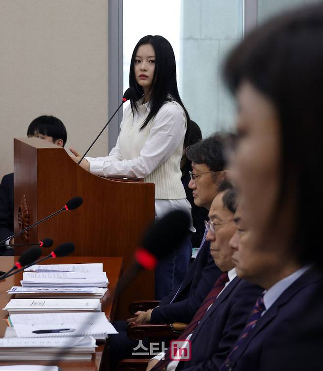 그룹 뉴진스 멤버 하니가 15일 오후 서울 여의도 국회에서 열린 환경노동위원회의 경제사회노동위원회, 중앙노동위원회 등에 대한 국정감사에 참고인으로 출석해 김주영 어도어 대표의 발언을 듣고 있다.(사진=노진환 기자)