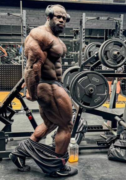 세계 최고의 몸을 가진 남자 타이틀을 얻게된 삼손의 운동 루틴과 식단을 살펴보면, 엄청난 체격을 유지하기 위해 모든 일상이 절제된 훈련과 식단으로 구성됐다. [사진=영국 일간 더선 보도]