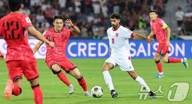 10일(현지시간) 요르단 암만 국제경기장에서 열린 2026 국제축구연맹(FIFA) 북중미 월드컵 아시아 3차 예선 B조 3차전 대한민국과 요르단의 경기, 대한민국 조유민이 요르단 야잔 알나이마트를 수비하고 있다. 2024.10.11/뉴스1 ⓒ News1 김도우 기자