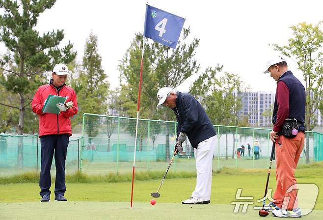 7일 오전 대구 수성구 고모동 팔현파크골프장에서 열린 '제3회 대한노인회 수성구지회장배 파크골프대회'에 출전한 어르신들이 실력을 겨루고 있다. 2024.10.7/뉴스1 ⓒ News1 공정식 기자