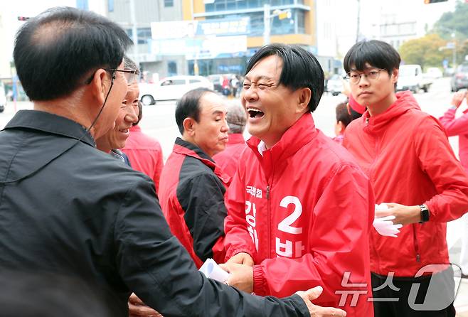 10·16 재보궐선거에 출마한 국민의힘 박용철 인천 강화군수 후보가 15일 오후 강화군 강화읍 수협사거리에서 열린 총력유세에서 지지자들과 인사를 하고 있다. 2024.10.15/뉴스1 ⓒ News1 김명섭 기자