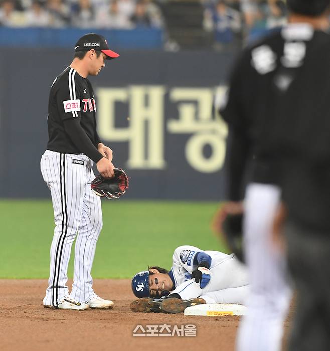 삼성 구자욱(가운데 아래)가 15일 대구삼성라이온즈파크에서 열린 2024 KBO 플레이오프 2차전 LG와 경기 1회말 2루 도루에 성공한 후 무릎을 다쳐 고통스러워하고 있다. 대구 | 박진업 기자 upandup@sportsseoul.com