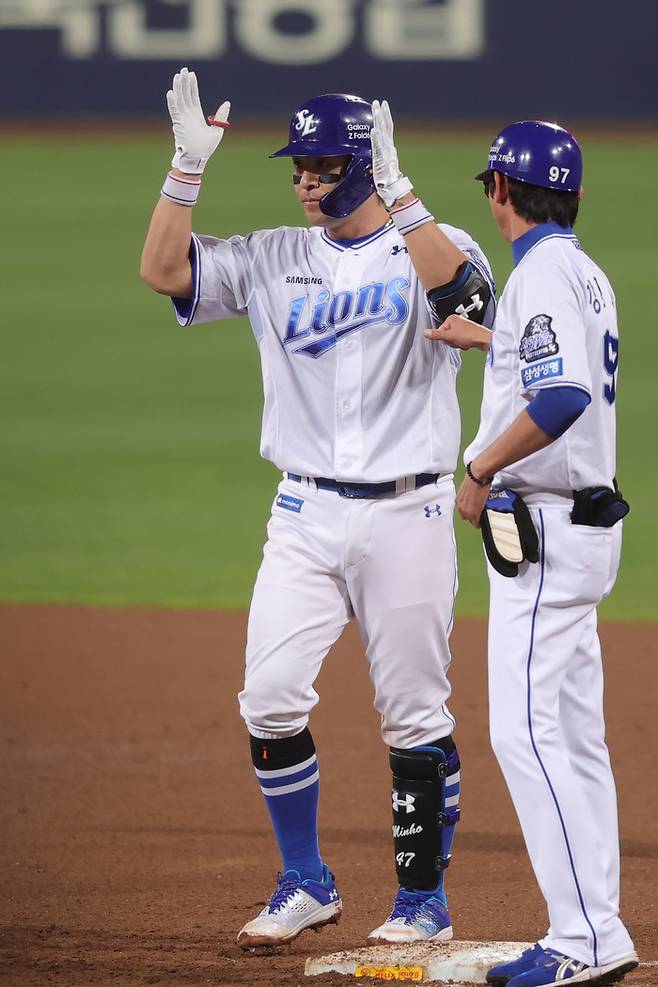 삼성 강민호가 15일 대구삼성라이온즈파크에서 열린 2024 KBO 플레이오프 2차전 LG전에서 안타를 때린 후 세리머니를 하고 있다. 사진 | 삼성 라이온즈