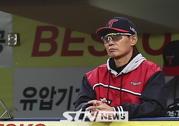 13일 오후 대구 수성구 삼성라이온즈파크에서 열린 2024 KBO 포스트시즌 플레이오프 1차전 LG 트윈스와 삼성 라이온즈의 경기에서 LG 염경엽 감독이 경기를 지켜보고 있다. 사진┃뉴시스