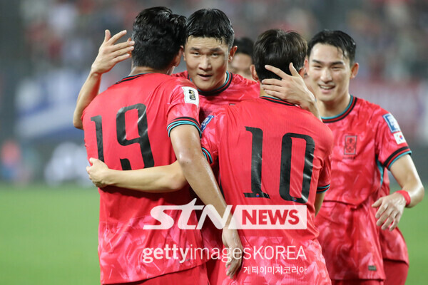 김민재가 15일 용인미르스타디움에서 치러진 이라크와의 2026 국제축구연맹(FIFA) 북중미 월드컵 아시아 지역 3차 예선 B조 4차전에서 동료들과 세리머니 중이다. 사진┃게티이미지코리아