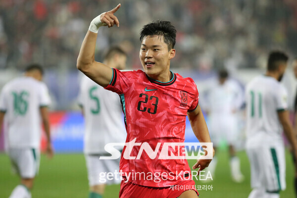 오현규가 15일 용인미르스타디움에서 치러진 이라크와의 2026 국제축구연맹(FIFA) 북중미 월드컵 아시아 지역 3차 예선 B조 4차전에서 득점 후 세리머니 중이다. 사진┃게티이미지코리아