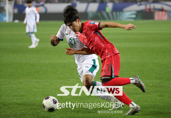 배준호가 15일 용인미르스타디움에서 치러진 이라크와의 2026 국제축구연맹(FIFA) 북중미 월드컵 아시아 지역 3차 예선 B조 4차전에서 드리블 경합 중이다. 사진┃게티이미지코리아