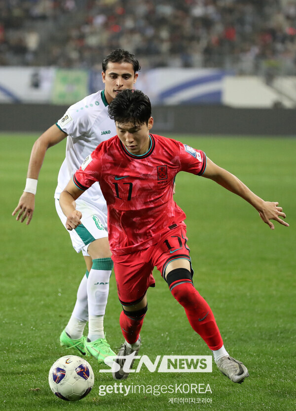 배준호가 15일 용인미르스타디움에서 치러진 이라크와의 2026 국제축구연맹(FIFA) 북중미 월드컵 아시아 지역 3차 예선 B조 4차전에서 드리블 경합 중이다. 사진┃게티이미지코리아