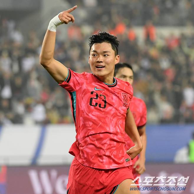 2026 FIFA 북중미월드컵 아시아 지역 3차 예선 B조 4차전 대한민국과 이라크의 경기가 15일 용인미르스타디움에서 열렸다. 오현규가 역전골을 넣은 뒤 환호하고 있다. 용인=박재만 기자 pjm@sportschosun.com/2024.10.15/