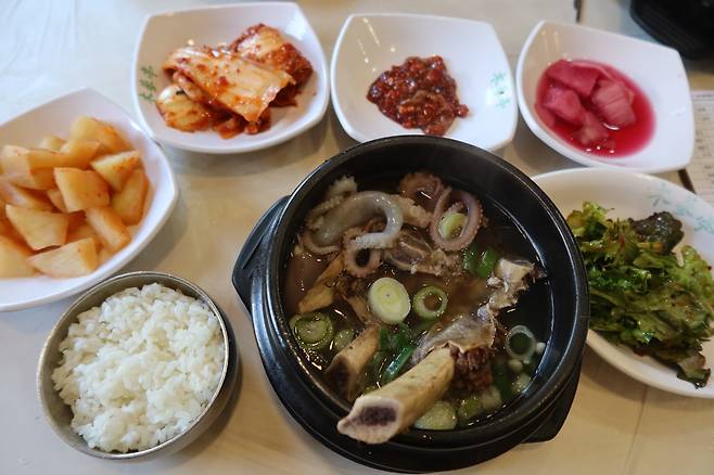 황칠갈낙탕 한상 차림./김준 전남대 학술연구교수