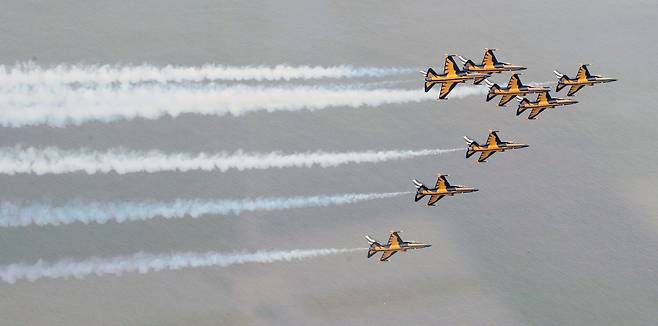 2024년 7월 13일 오후 부산 해운대해수욕장 일대 상공에서 대한민국 공군 특수비행팀 '블랙이글스'가 '제45회 국제우주연구위원회(COSPAR) 학술총회' 개막을 축하하는 곡예비행을 펼치고 있다./ 김동환 기자