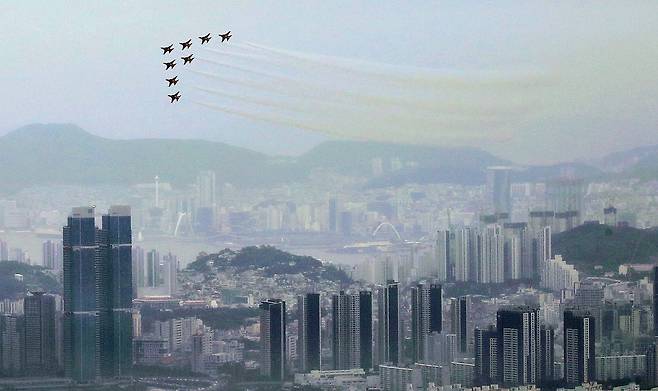 2024년 7월 13일 오후 부산 해운대해수욕장 일대 상공에서 대한민국 공군 특수비행팀 '블랙이글스'가 '제45회 국제우주연구위원회(COSPAR) 학술총회' 개막을 축하하는 곡예비행을 펼치고 있다./ 김동환 기자