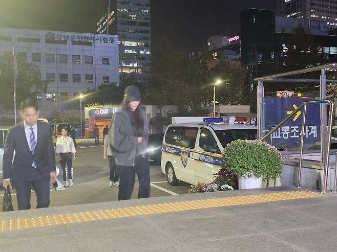 한국계 미국인 가수 제시(한국명 호현주)가 16일 오후 10시 6분쯤 서울 강남경찰서에 출석하고 있다. /김병권 기자