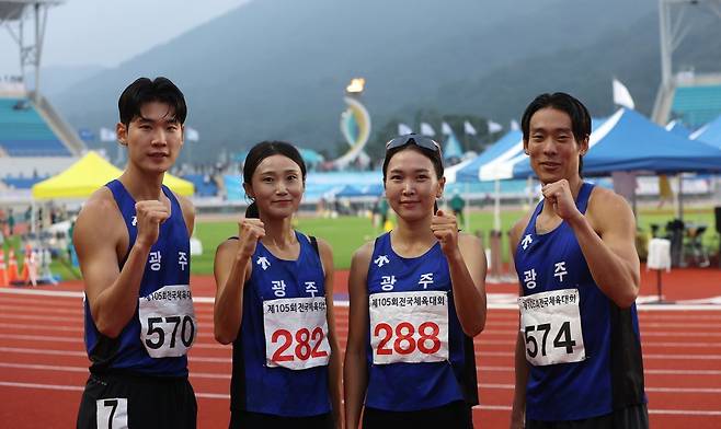 혼성 400m 계주에서 한국 기록을 세운 고승환-강다슬-한정미-모일환.