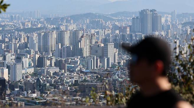 서울 용산구 남산공원에서 바라본 서울 시내에 아파트가 보이고 있다. 2024.10.09. 뉴시스