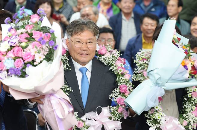 10·16 재·보궐선거일인 16일 장세일 영광군수 후보가 당선이 확실시 되자 선거캠프에서 꽃다발을 들고 있다. 2024.10.16. 뉴스1