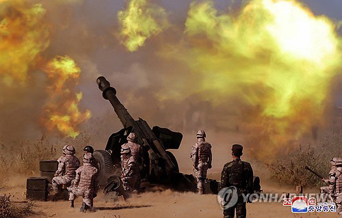 김정은 북한 국무위원장이 한 달만에 포병학교를 다시 찾아 실탄사격훈련을 지도했다.김 위원장이 오진우 포병종합군관학교 제75기 졸업생들의 포실탄사격훈련을 현지지도했다고 조선중앙통신이 6일 보도했다. 조선중앙통신 연합뉴스