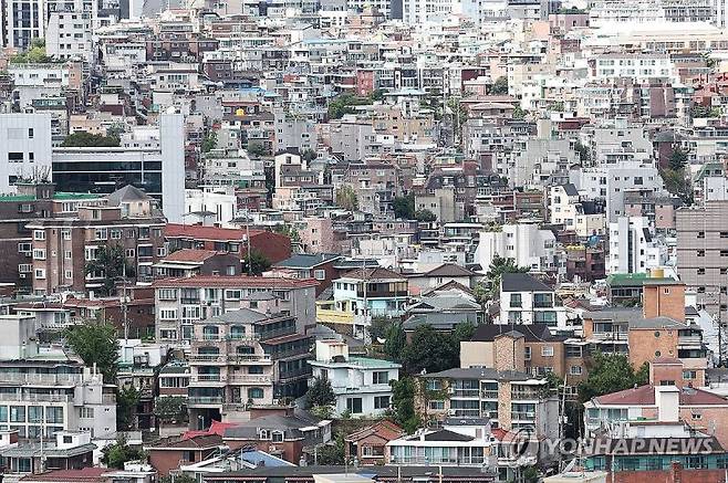 지난달 22일 서울의 한 빌라 밀집 지역의 모습. 개정안에 따라 오는 12월부터는 전용면적 85㎡ 이하, 공시가격 5억원 이하인 수도권 빌라 1채를 보유한 사람도 청약 시 무주택자로 인정받게 될 전망이다. 사진=연합뉴스