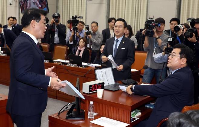 [서울=뉴시스] 조성봉 기자 = 배준영 국회 운영위 국민의힘 간사가 16일 오전 서울 여의도 국회에서 열린 운영위원회 전체회의에서 국정감사 증인 채택과 관련해 박찬대 국회 운영위원장과 박성준 더불어민주당 간사에게 항의를 하고 있다. 2024.10.16. suncho21@newsis.com <저작권자ⓒ 공감언론 뉴시스통신사. 무단전재-재배포 금지.> /사진=뉴시스화상