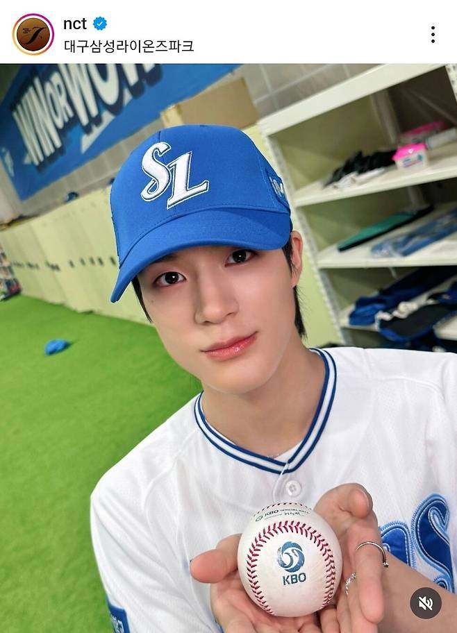 14일 대구 삼성라이온즈파크에서 열릴 예정이던 플레이오프 2차전 시구자로 예정됐던 아이돌 그룹 NCT의 제노. 비가 와서 경기가 연기되는 바람에 그는 첫 공을 던질 수 없었다. NCT 인스타그램 갈무리