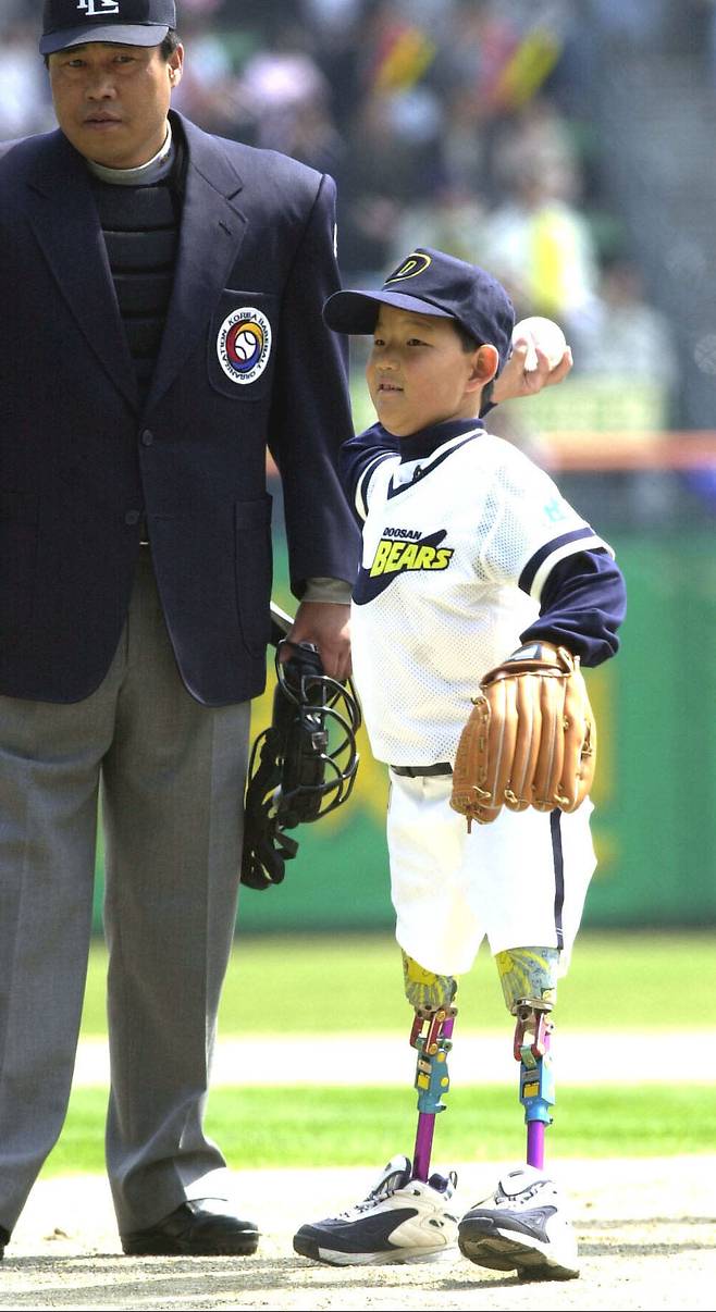 두 다리가 없는 미국 입양아 애덤킹(한국명 오인호)군이 지난 2001년 4월5일 잠실야구장에서 열린 프로야구 개막전에 앞서 시구를 하는 모습. 여합뉴스