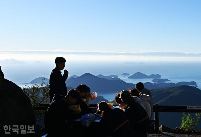 한려해상국립공원 비경이 펼쳐지는 금산산장 마당에서 새벽 산행객들이 컵라면으로 요기를 때우고 있다.