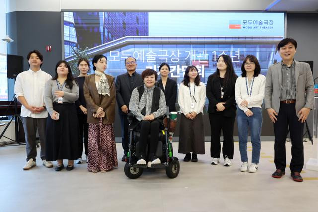 김형희 한국장애인문화예술원 이사장을 비롯한 모두예술극장 직원들이 15일 서울 서대문구 모두예술극장에서 국내 첫 장애예술 공연장 모두예술극장 개관 1주년 기자간담회를 갖고 운영 성과와 하반기 공연 사업 계획을 발표하고 있다. 뉴시스