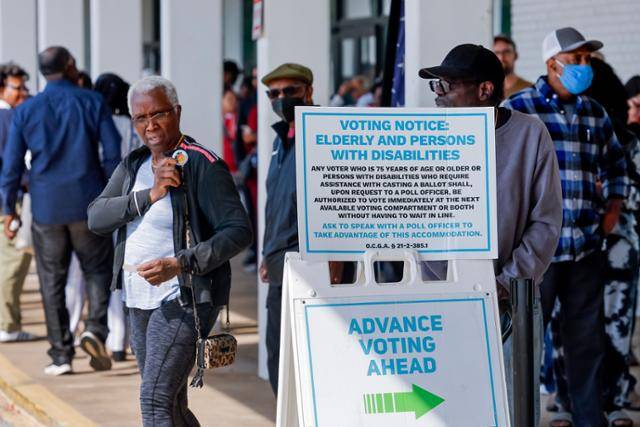 미국 대통령 선거(11월 5일)를 앞두고 7대 경합주 중 한 곳인 조지아에서 사전투표가 시작된 15일 디케이터의 데칼브 카운티 유권자 등록·선거관리 본청에서 사전투표를 하려는 유권자들이 줄을 서 있다. 선거인단 16명을 보유한 조지아는 사전투표 초반부터 열기가 뜨거워 역대 최다인 32만여 명이 투표에 참여한 것으로 집계됐다. 디케이터=EPA 연합뉴스