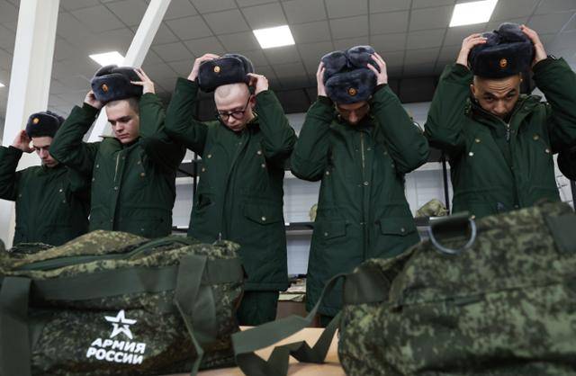 러시아가 정례 가을 징병에 들어간 가운데 15일 모스크바의 징병사무소에서 징병된 군인들이 복무를 위해 떠나기 전 제복을 받고 있다. 모스크바=타스 연합뉴스