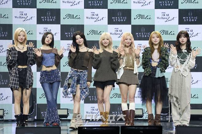 그룹 빌리 시윤, 션, 츠키, 문수아, 하람, 수현, 하루나가 16일 오후 서울 용산구 블루스퀘어에서 열린 미니 5집 'appendix: Of All We Have Lost(어펜딕스: 오브 올 위 해브 로스트)' 발매 기념 쇼케이스에서 포즈를 취하고 있다. 첫 번째 타이틀곡 ‘기억사탕’은 인디 팝 장르로, 곡 전체를 이끌어가는 시그니처 피아노 프레이즈 위로 그루비한 베이스 라인이 더해진 곡이다. 두 번째 타이틀곡인 ‘trampoline(트램펄린)’은 누 재즈 장르로, 7인 7색 멤버들의 특색 있는 음색을 만날 수 있다. 어린 시절 트램펄린 위에서 하늘에 닿을 듯 높이 뛰던 기억을 떠올리며, 현재 어떠한 힘겨운 일도 다 이겨낼 수 있다는 희망적인 내용을 노래한다. 서병수 기자 qudtn@edaily.co.kr /2024.10.16/