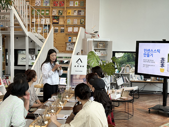 [경상남도 산청군이 운영하는 원데이클래스 산아책방에서 반원들이 교육을 받고 있다. [사진=경상남도 산청군]