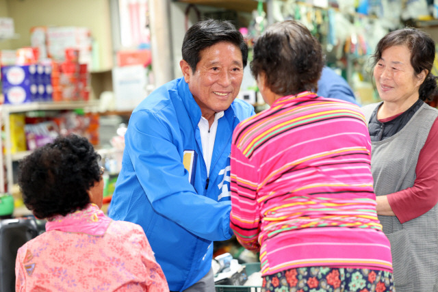 ▲ 10·16 재보궐선거 공식 선거운동이 시작한 지난 3일 오전 전남 곡성군 곡성읍 전통시장에서 곡성군수 재선거에 출마한 더불어민주당 조상래 후보가 유세하고 있다. 연합뉴스