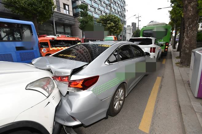 ▲ 한국외국어대학교 정문 앞에서 일어난 4중 추돌사고 현장 사진 [연합뉴스] 