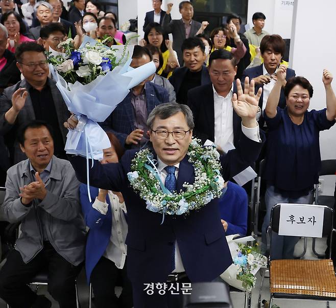 10·16 재·보궐선거에서 서울시교육감에 당선된 정근식 후보가 16일 서울 마포구 선거사무소에서 꽃다발을 목에 걸고 기뻐하고 있다. 성동훈 기자