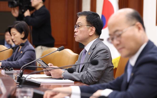 Finance Minister Choi Sang-mok (center) speaks during a meeting with economy-related ministers including SMEs and Startups Minister Oh Young-ju (left) and First Vice Science Minister Lee Chang-yune (right) at the government complex in Seoul, Wednesday. (Yonhap)