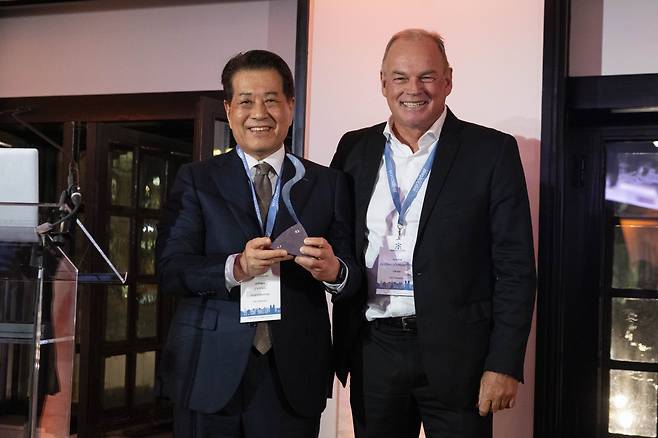 Posco Group Chairman Chang In-hwa (left) and Gerdau Vice Chairman André Johannpeter pose for a photo at the WSA Steelie Awards ceremony, held in Brussels, on Monday. (Posco Group)